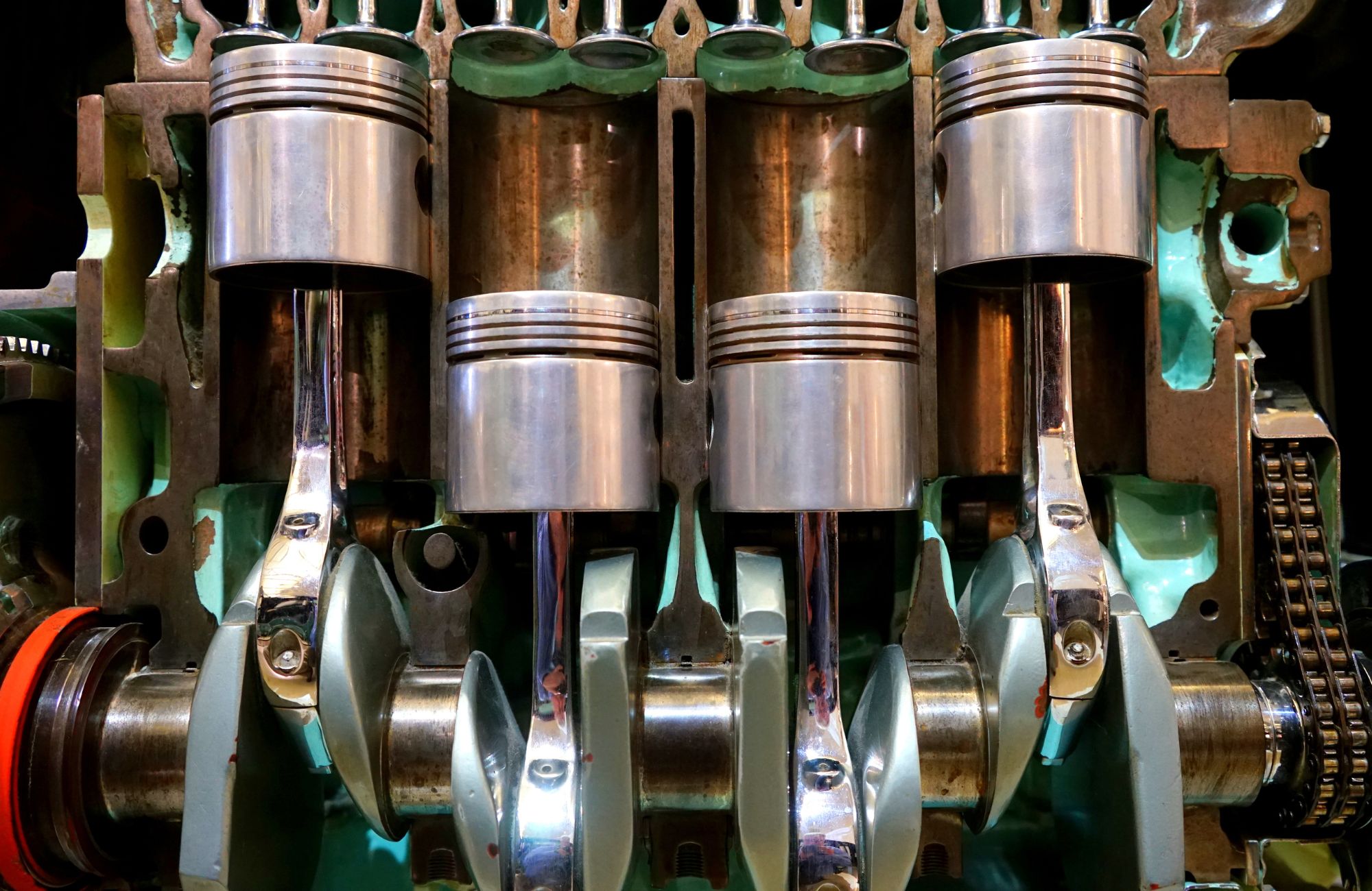 Dans les entrailles d’un moteur, certains composants vivent une existence discrète mais capitale. Parmi eux, la bielle. Véritable pont entre le piston et le vilebrequin, elle encaisse des forces titanesques à chaque combustion, chaque accélération, chaque frein moteur.