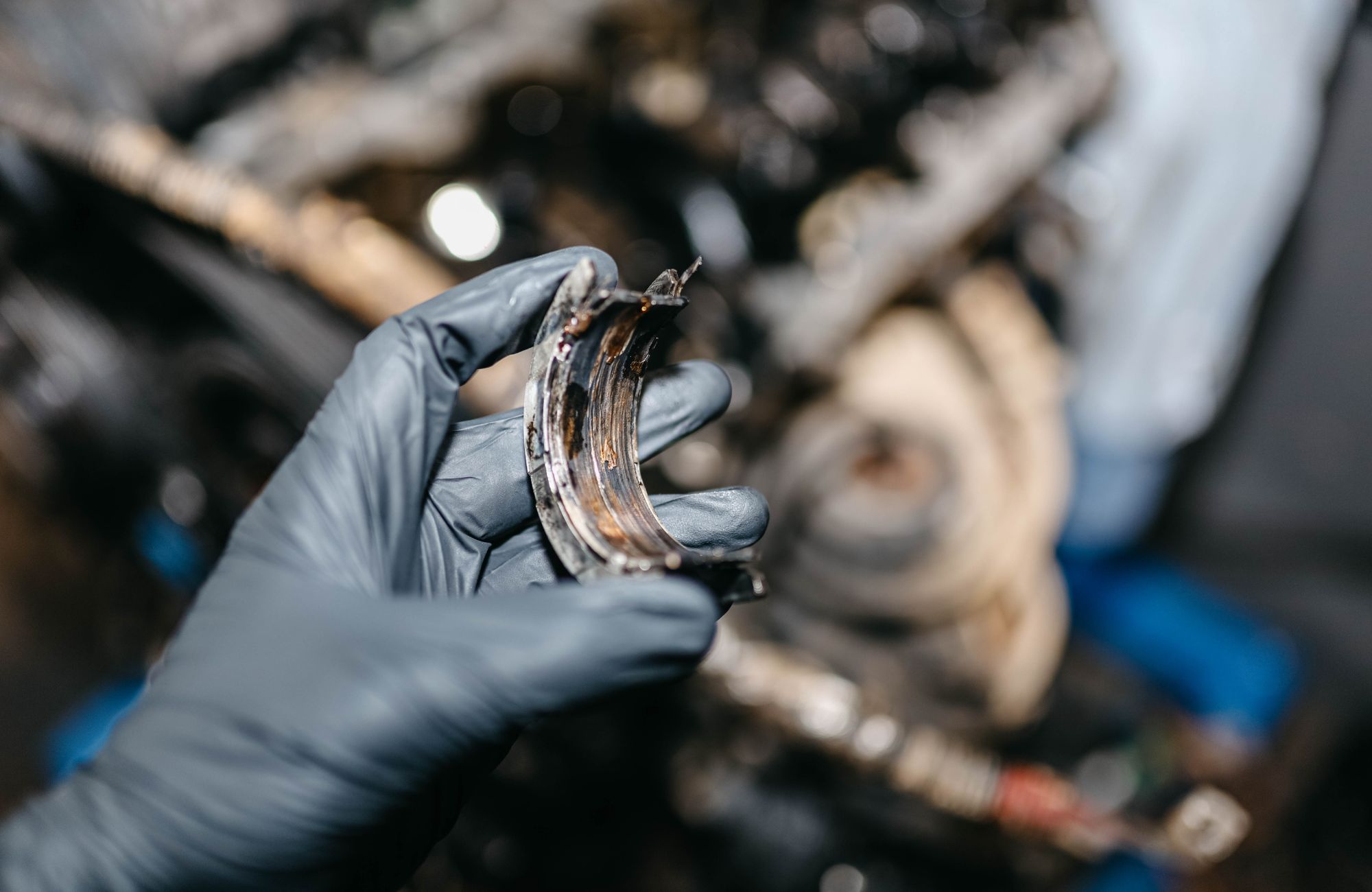 Le coussinet est le garant du film d’huile hydrodynamique, cette fine couche de lubrifiant qui sépare le vilebrequin du palier.