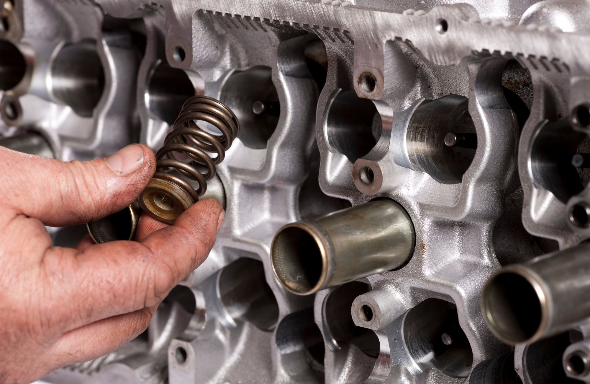 Vous cherchez à tirer le meilleur d’un moteur haute performance ? Outre l’arbre à cames, les linguets ou les soupapes, les ressorts de soupape aussi ont leur rôle. La survie et la puissance du moteur dépendent d’eux.