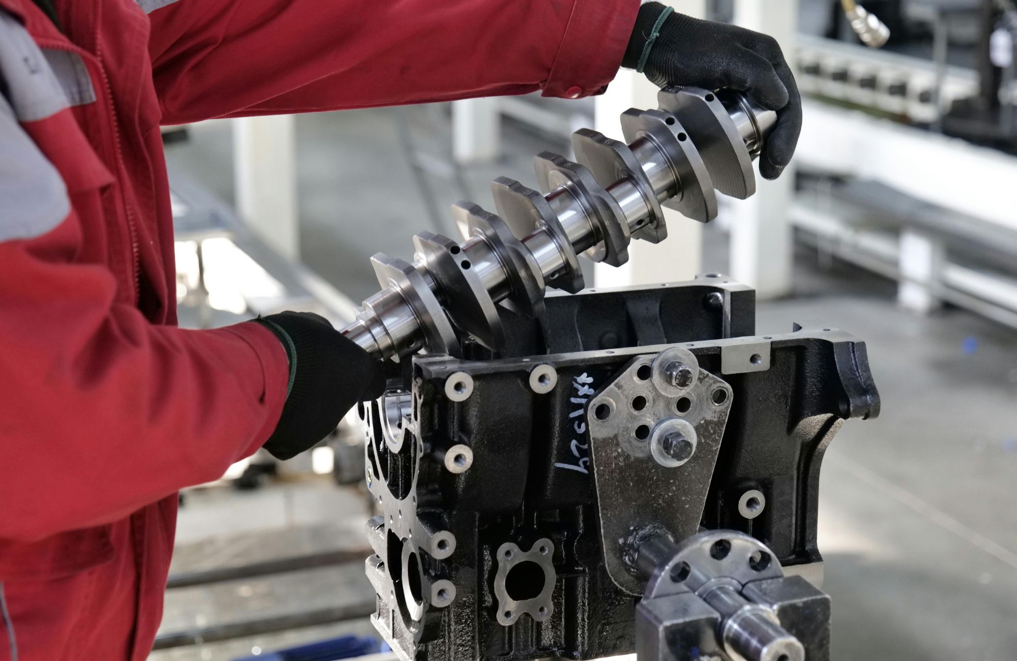 Le vilebrequin est équipé de masses spécialement conçues pour contrer l’inertie des pistons et bielles. Ces contrepoids sont rectifiés et ajustés en usine, généralement par perçage pour réduire leur poids.