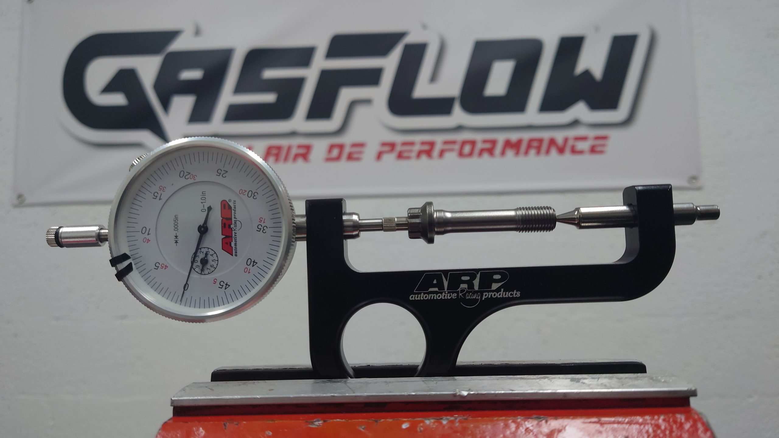 En compétition, on a tendance à se focaliser sur la puissance brute. Pourtant, la visserie moteur joue un grand rôle dans la cohésion de l’ensemble et conditionne la fiabilité à haut niveau.